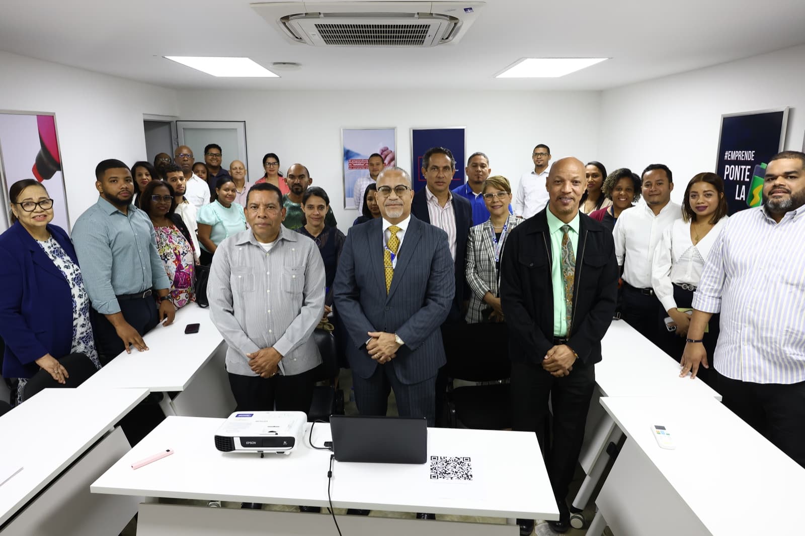 Conferencia En La Oficina De La Luperon